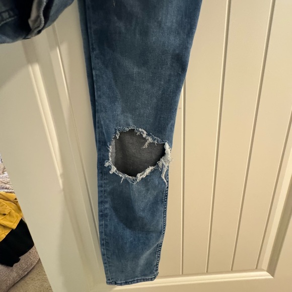 Free People Blue Jeans Distressed BRAND NEW - Picture 2 of 3